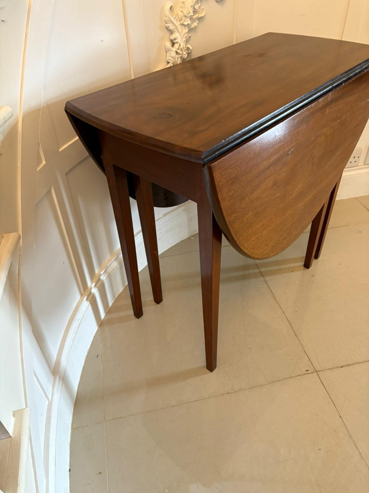 Ancienne table à abattant en acajou de qualité George III en vente 2