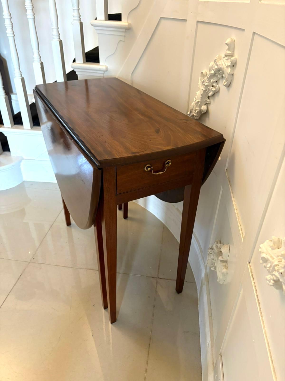 Ancienne table à abattant en acajou de qualité George III en vente 3