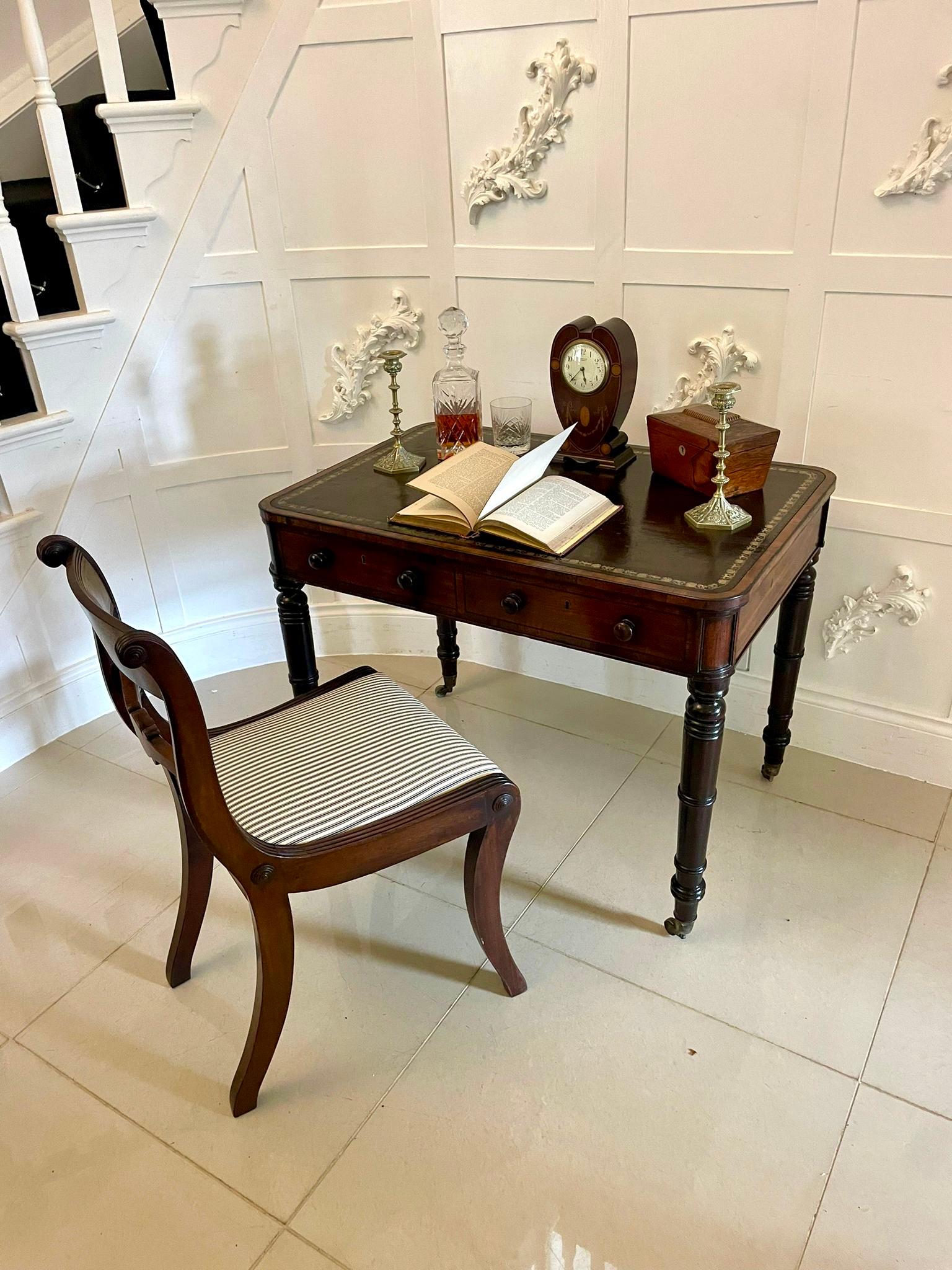 Antico scrittoio indipendente in mogano di qualità Giorgio III con piano di scrittura in pelle, con una superficie di scrittura in pelle e un piano di lavoro in pelle.  bordo incrociato in mogano di qualità che sovrasta due cassetti in mogano