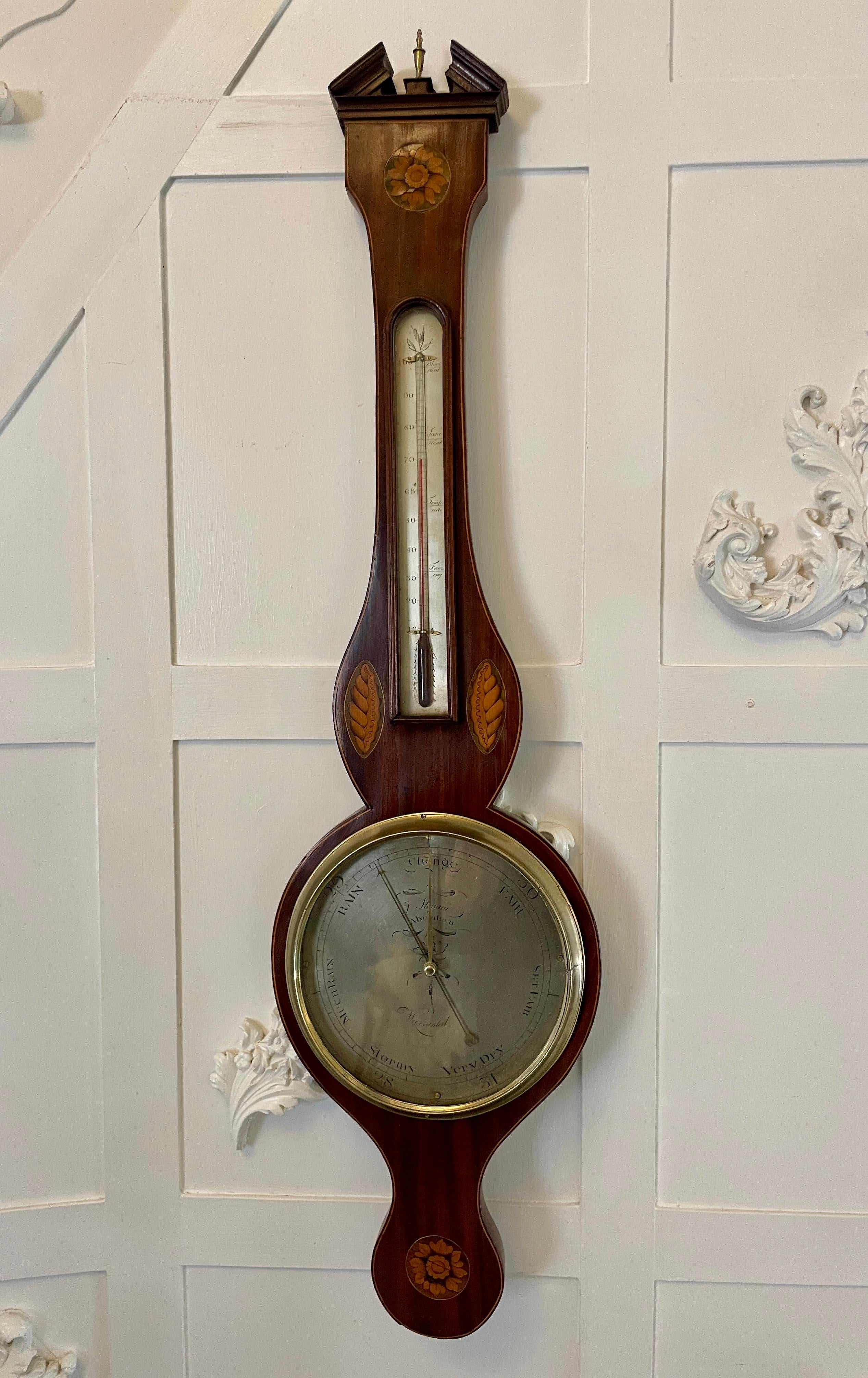 Baromètre banjo ancien de George III en acajou incrusté, à col de cygne, boîtier en acajou incrusté de coquilles en bois satiné, lunette en laiton, cadran argenté gravé, aiguilles d'origine et thermomètre. 

Un bel exemple en bon état d'origine et