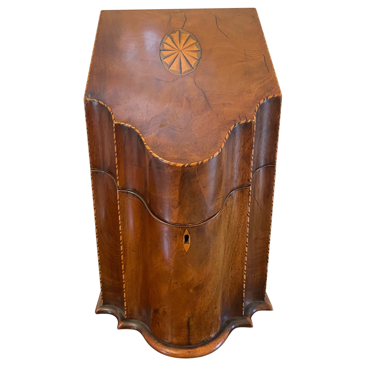 Boîte à poteaux antique de qualité George III en acajou incrusté en vente