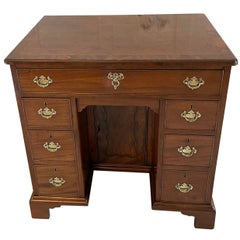 Bureau ancien à genoux en acajou de qualité George III