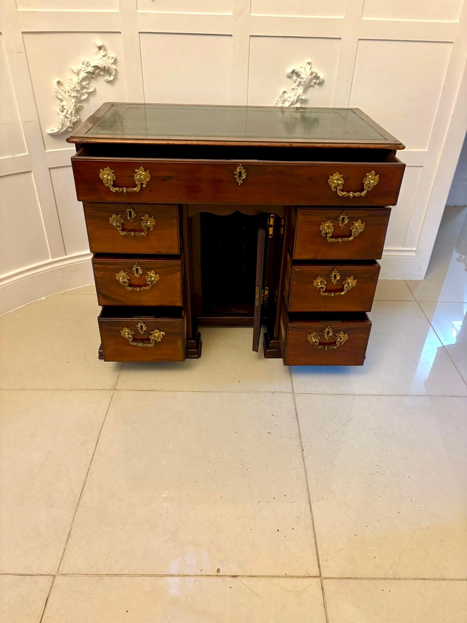 Antiker Knielochschreibtisch aus Mahagoni in George III Qualität im Angebot 5