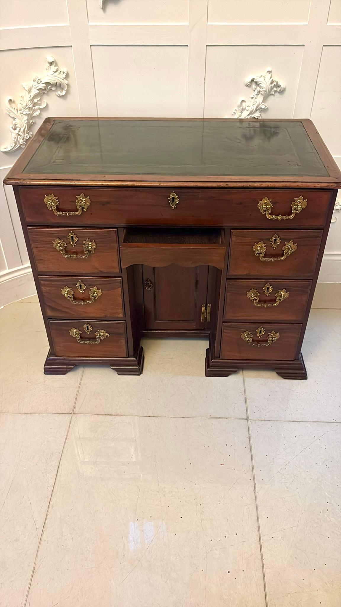 Antiker Knielochschreibtisch aus Mahagoni in George III Qualität im Angebot 8