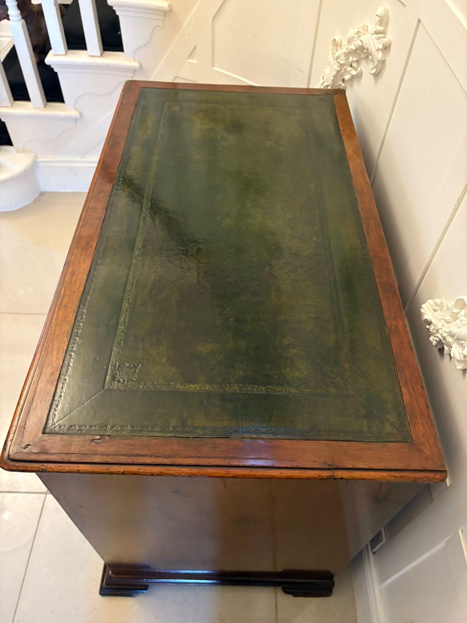 Ein antiker Knielochschreibtisch aus Mahagoni von George III., schön ausgewogen und mit der zurückhaltenden Eleganz, die für die georgianische Handwerkskunst des späten 18. Jahrhunderts typisch ist. Der Schreibtisch hat einen warmen, satten