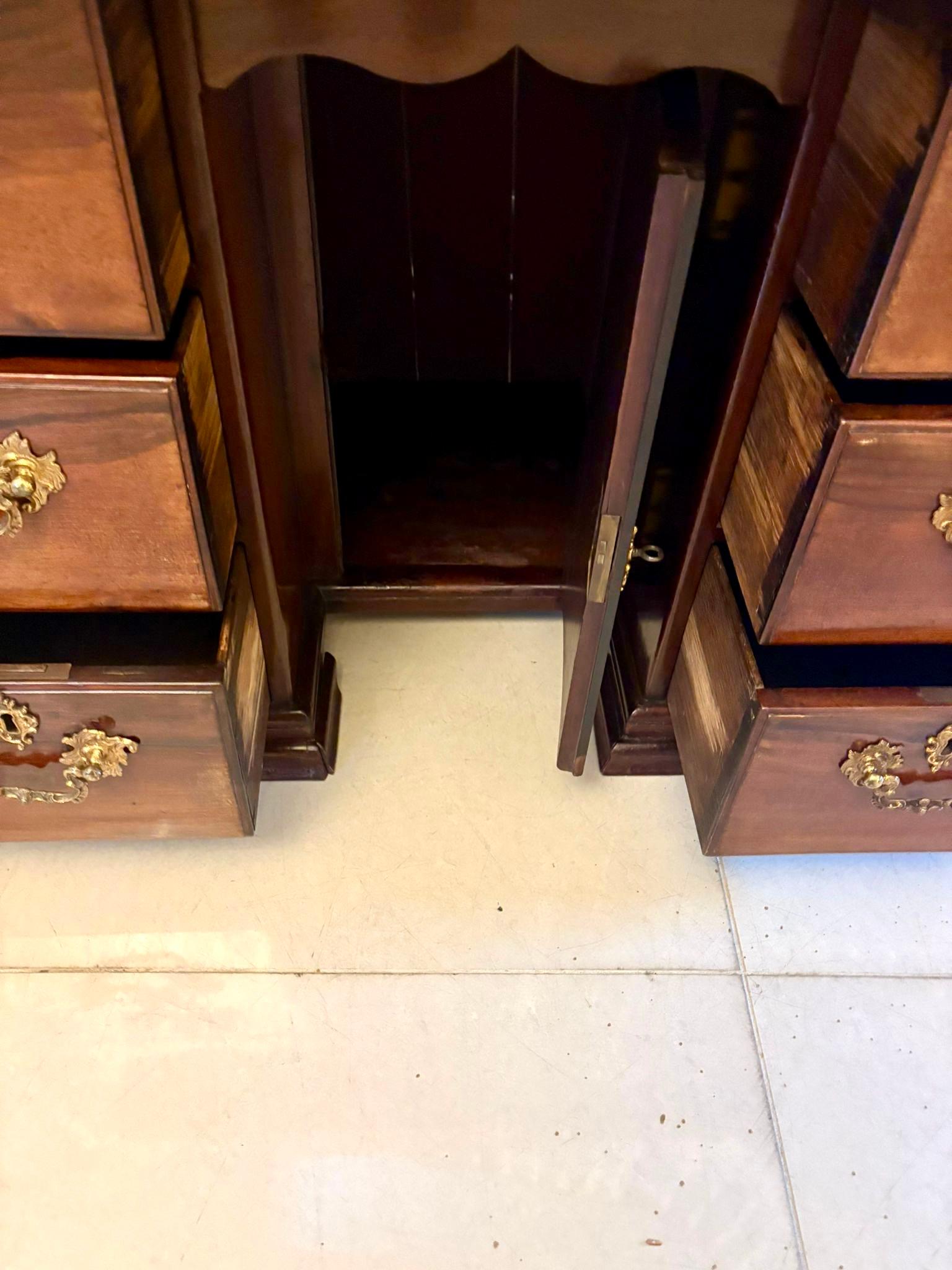 Antiker Knielochschreibtisch aus Mahagoni in George III Qualität (George III.) im Angebot