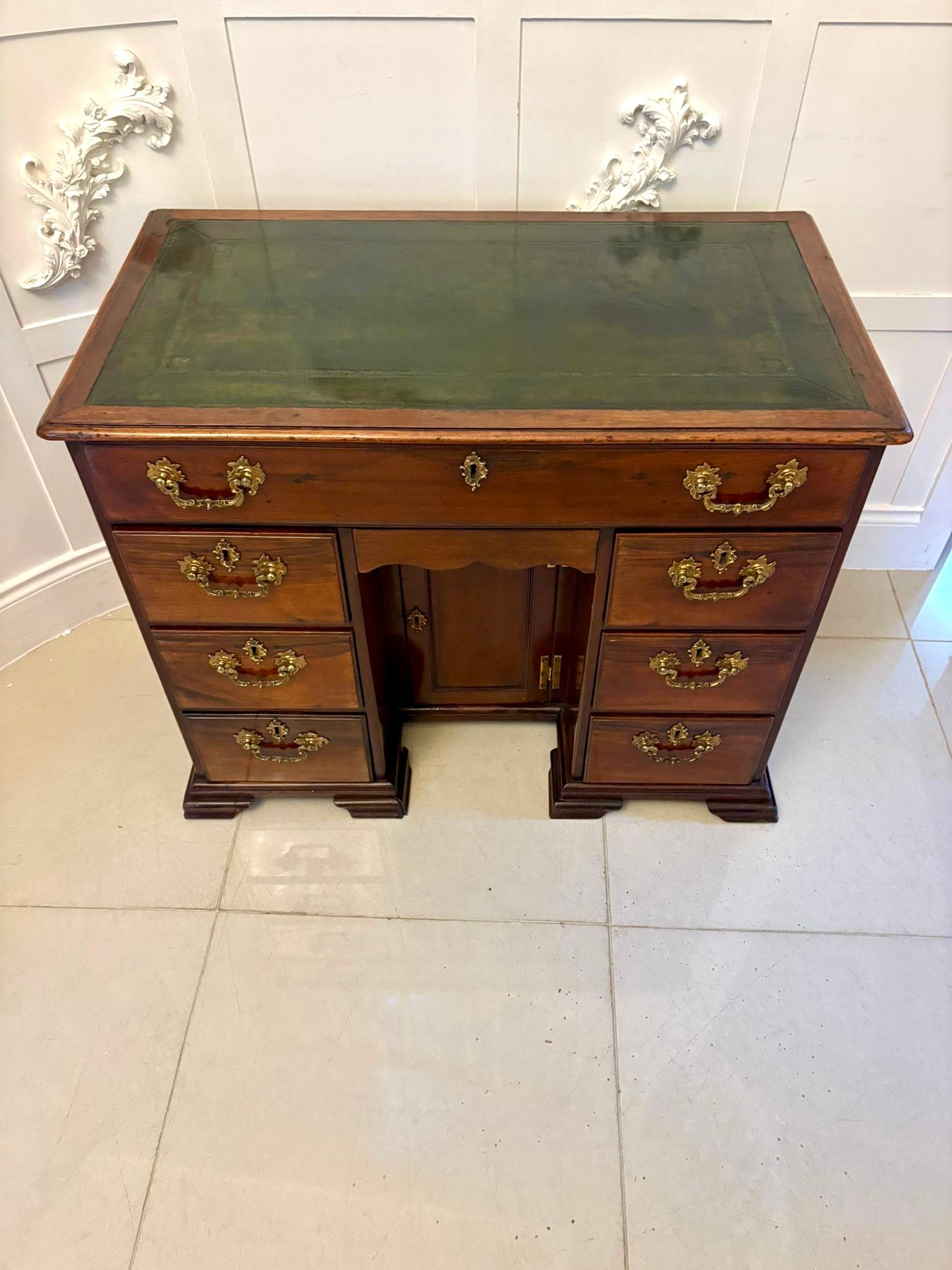 Antiker Knielochschreibtisch aus Mahagoni in George III Qualität (Englisch) im Angebot