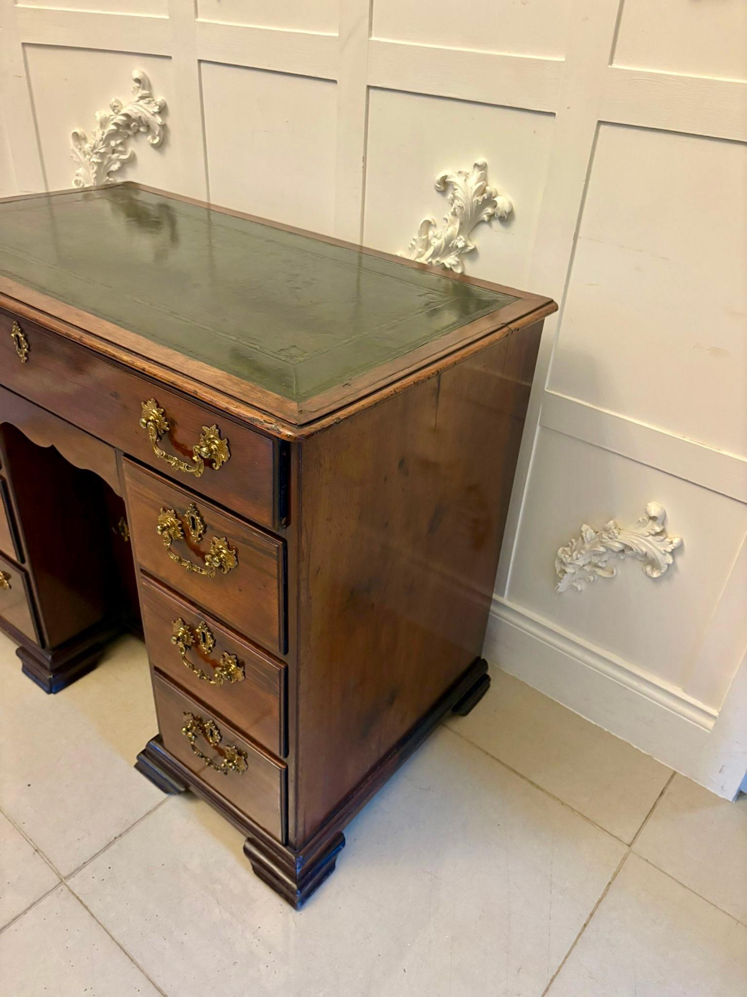 Antiker Knielochschreibtisch aus Mahagoni in George III Qualität (18. Jahrhundert und früher) im Angebot