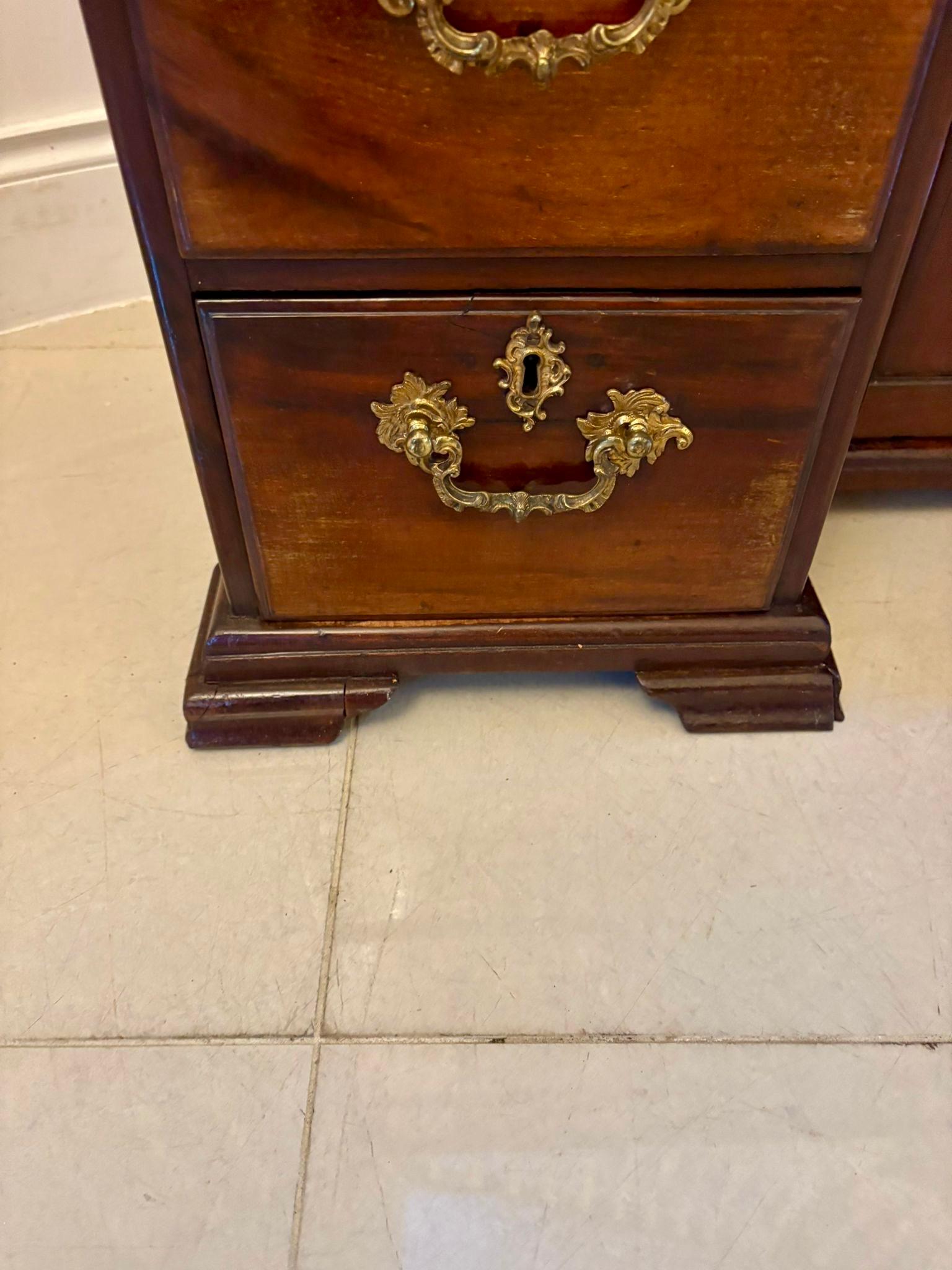 Antiker Knielochschreibtisch aus Mahagoni in George III Qualität im Angebot 1