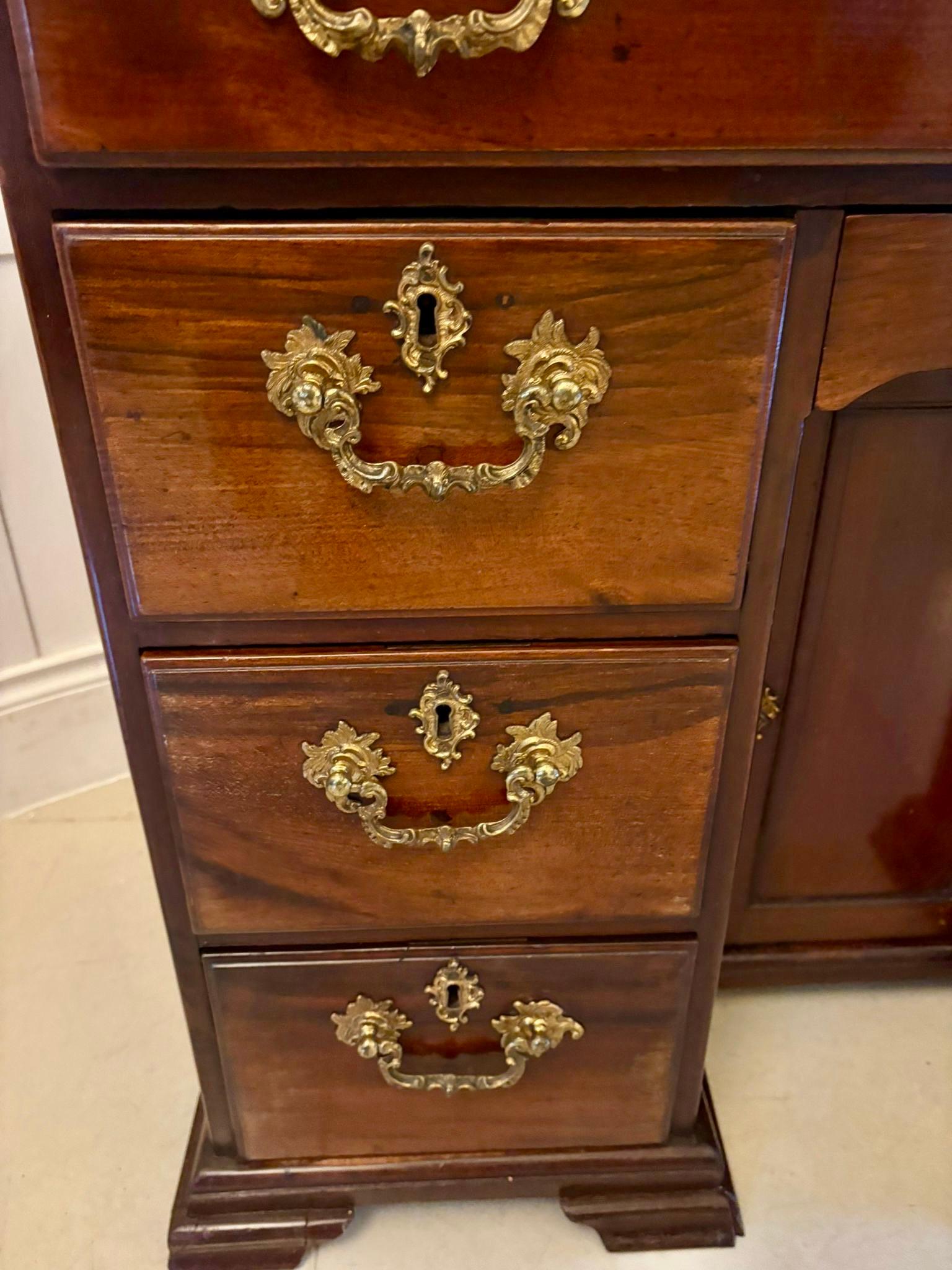 Antiker Knielochschreibtisch aus Mahagoni in George III Qualität im Angebot 2