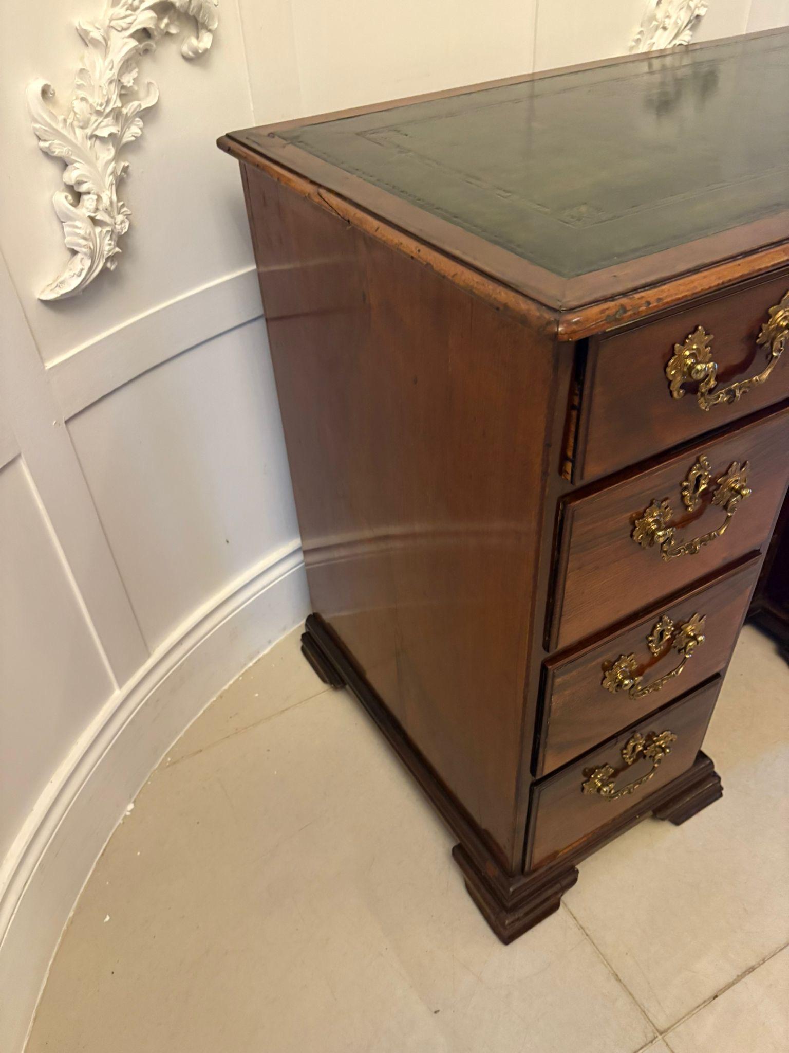 Antiker Knielochschreibtisch aus Mahagoni in George III Qualität im Angebot 3