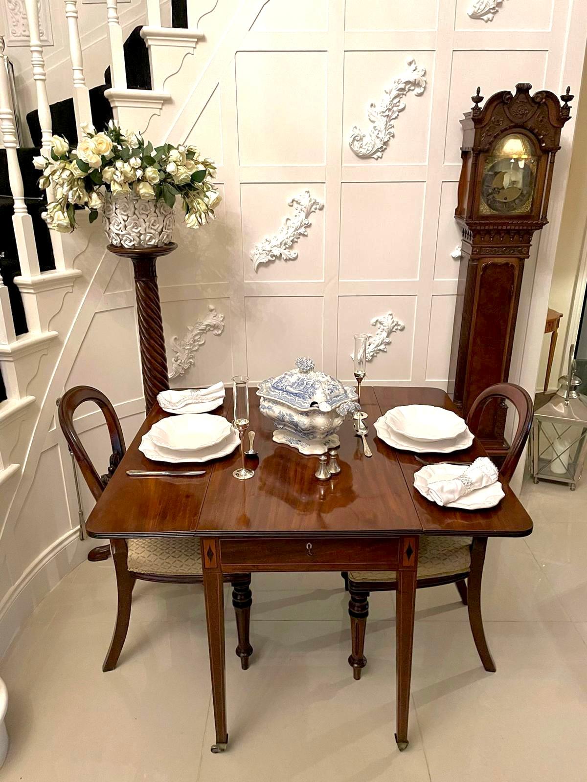 Antike George III Qualität Mahagoni Pembroke Tisch mit einer Qualität Mahagoni-Platte mit zwei Drop Blätter und eine geriffelte Kante, eine Fries-Schublade mit Satinholz Intarsien Bespannung stehend auf quadratischen verjüngten Beinen mit Satinholz
