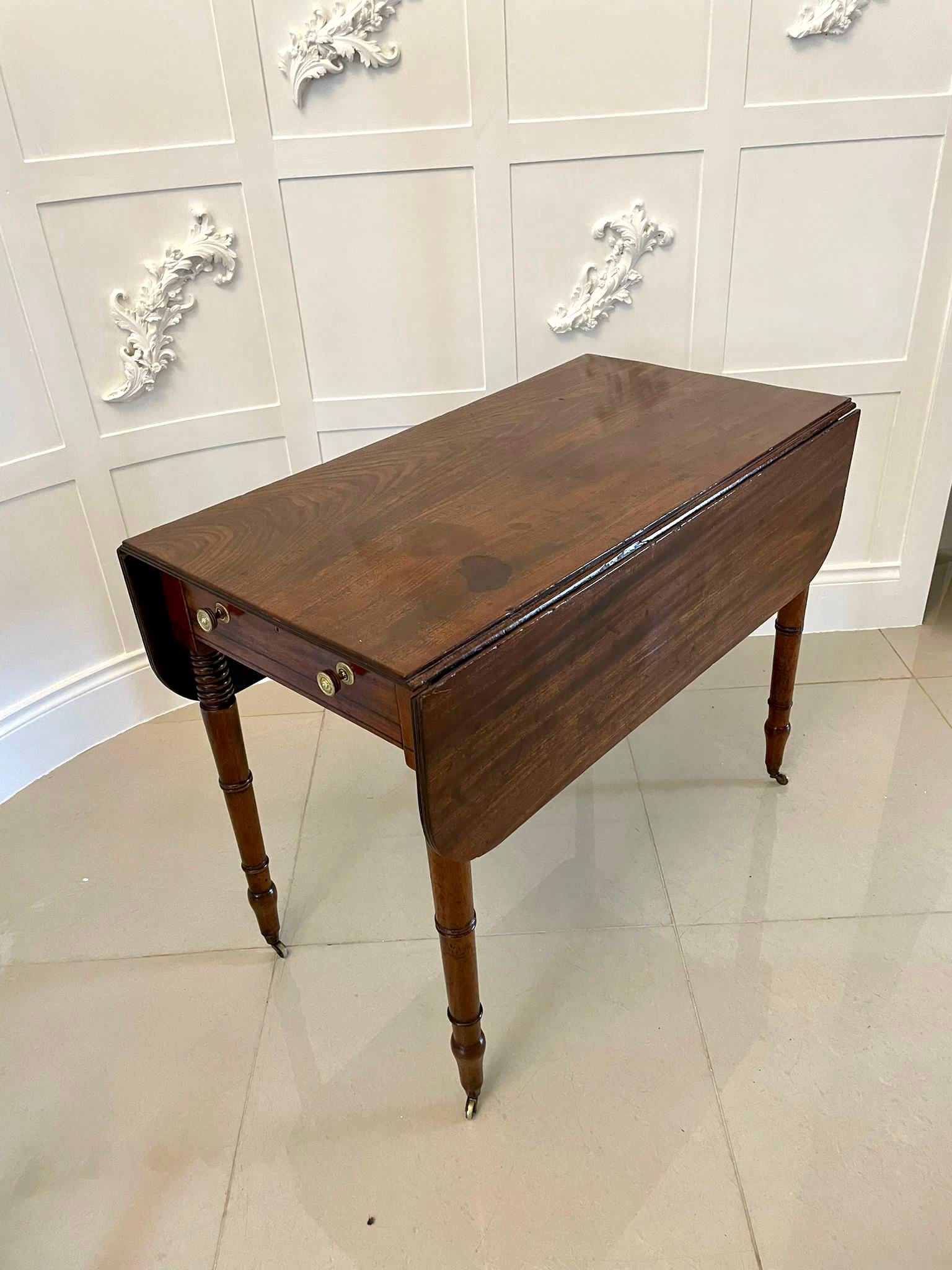 Anglais Ancienne table Pembroke en acajou de qualité George III en vente