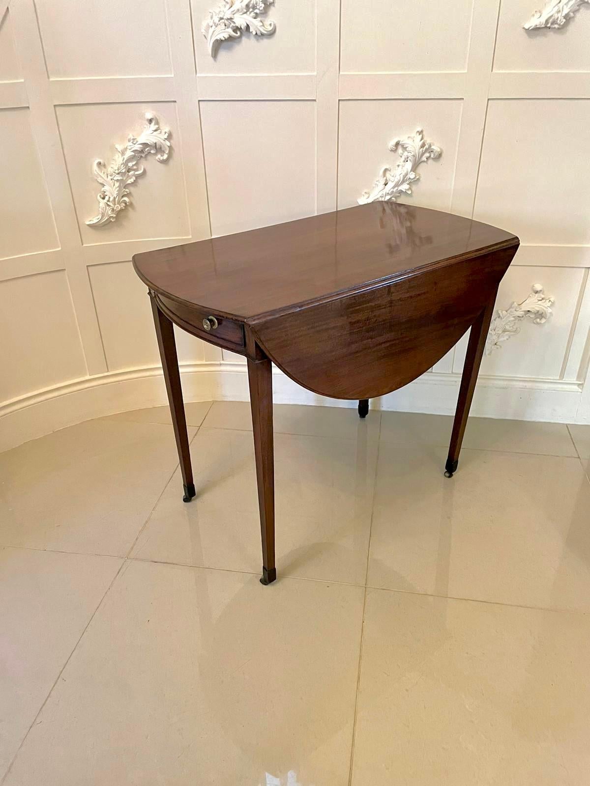 XIXe siècle Ancienne table Pembroke en acajou de qualité George III en vente