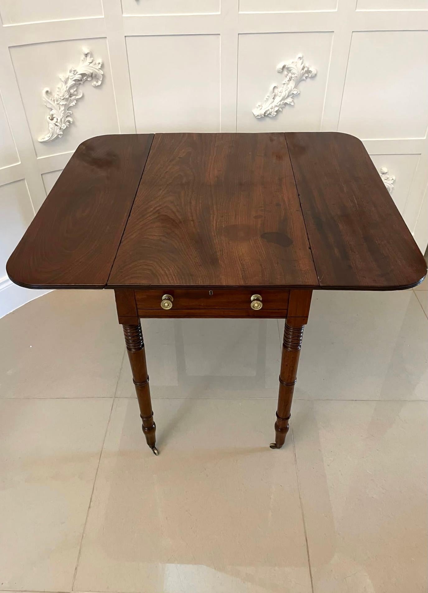 Ancienne table Pembroke en acajou de qualité George III en vente 3