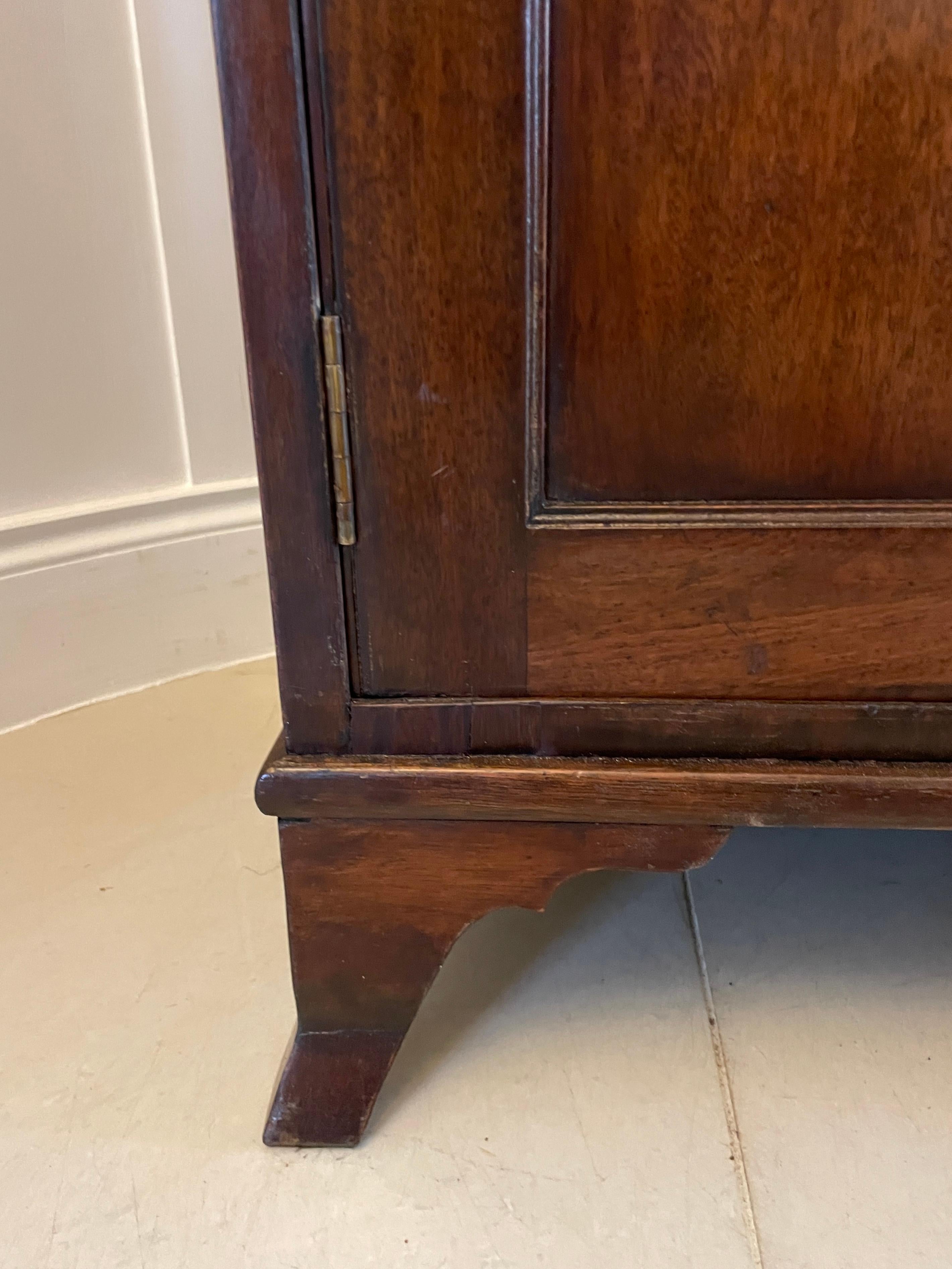 Antico scrittoio/armadio secretaire in mogano di qualità Giorgio III con piano sagomato rettangolare in mogano di qualità sopra un cassetto secretaire con intarsi in ebano e maniglie originali in ottone che si apre per rivelare un interno attrezzato