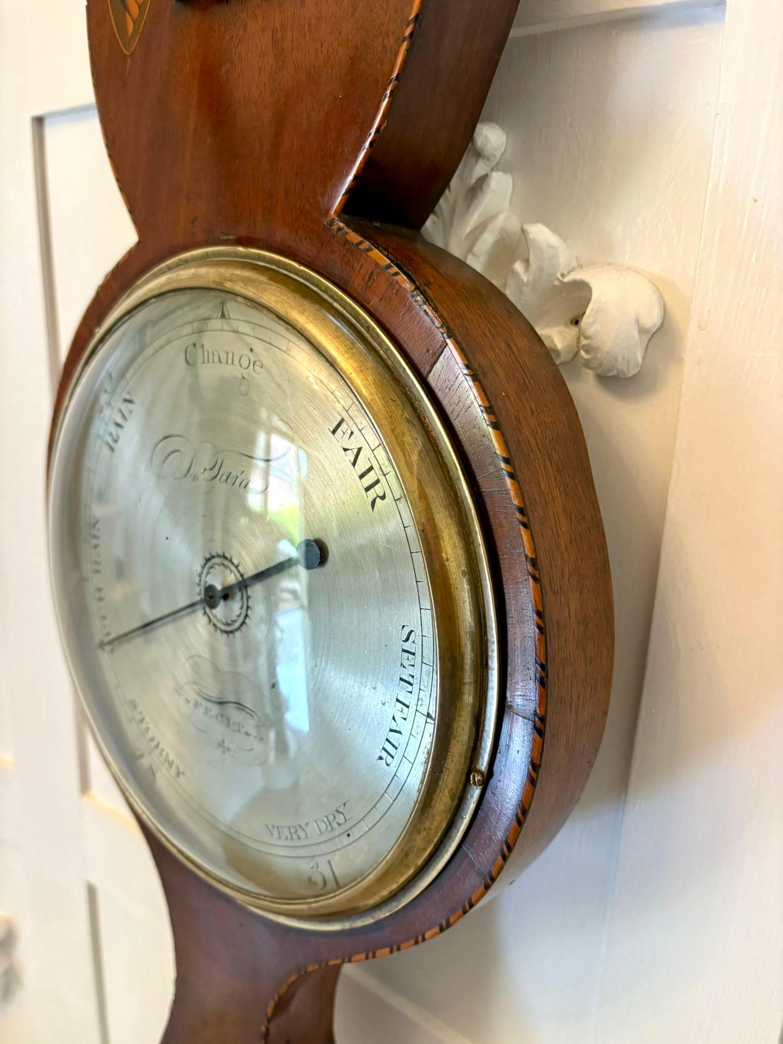 Antiguo barómetro banjo de calidad Jorge III con incrustaciones de concha de caoba que tiene una caja en forma de banjo de caoba de calidad con incrustaciones de concha de madera satinada, bisel de latón, esfera grabada plateada, aguja original y