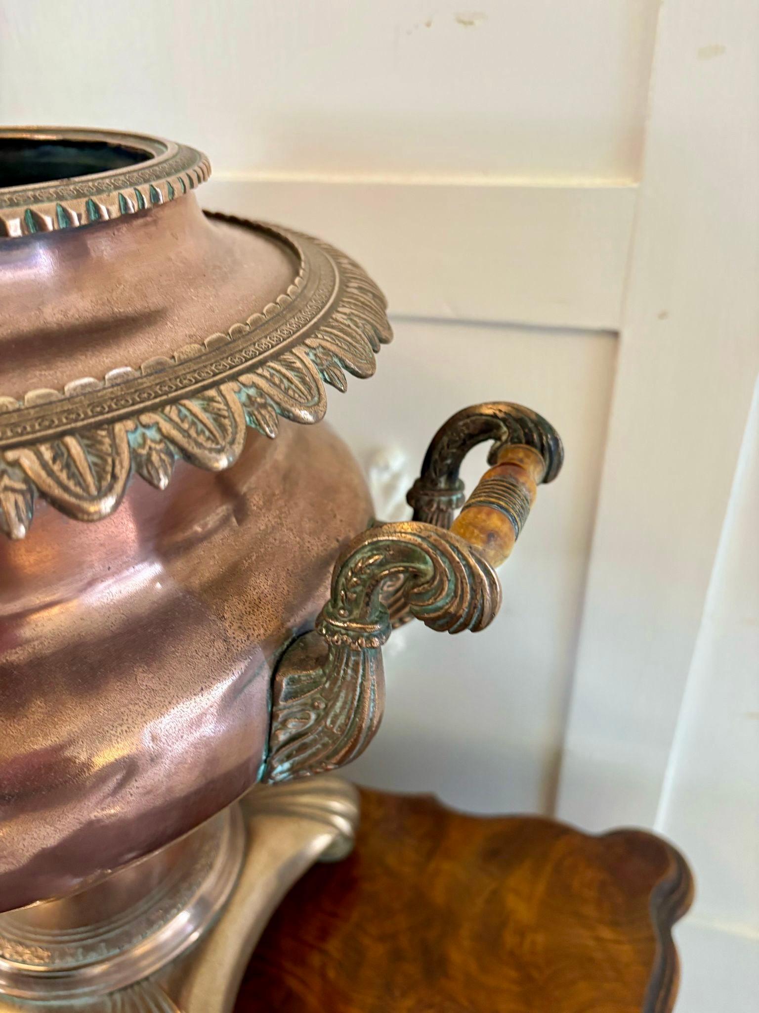 Antico samovar/urna da tè in rame ornato di qualità di George III con coperchio sollevabile, maniglie di trasporto tornite di qualità eccezionale, rubinetto originale su base quadrata con piedini a sfera originali in rame

Dimensioni:
Altezza 38 cm
