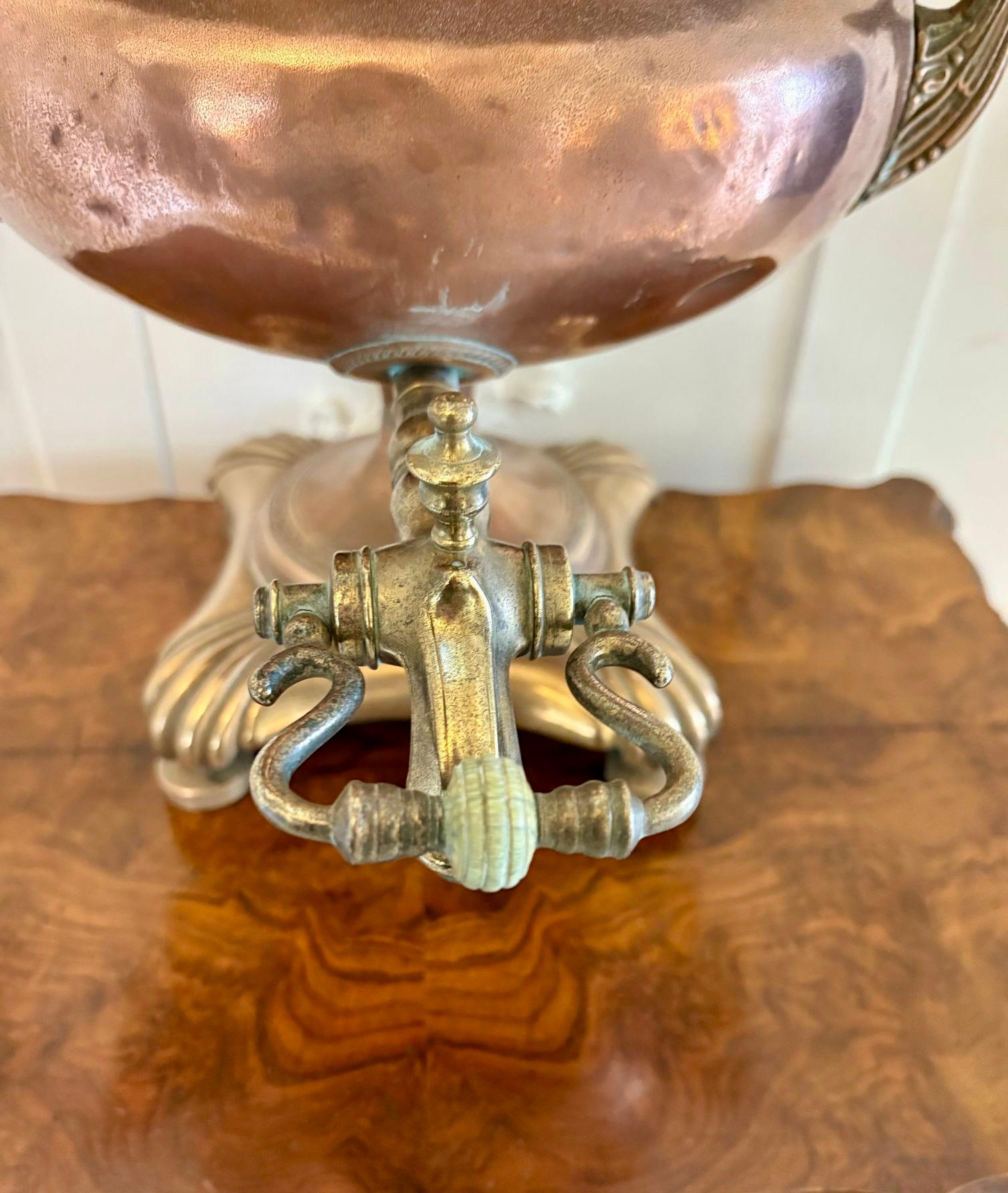 XIX secolo Antico samovar/urna da tè in rame ornato di qualità Giorgio III in vendita