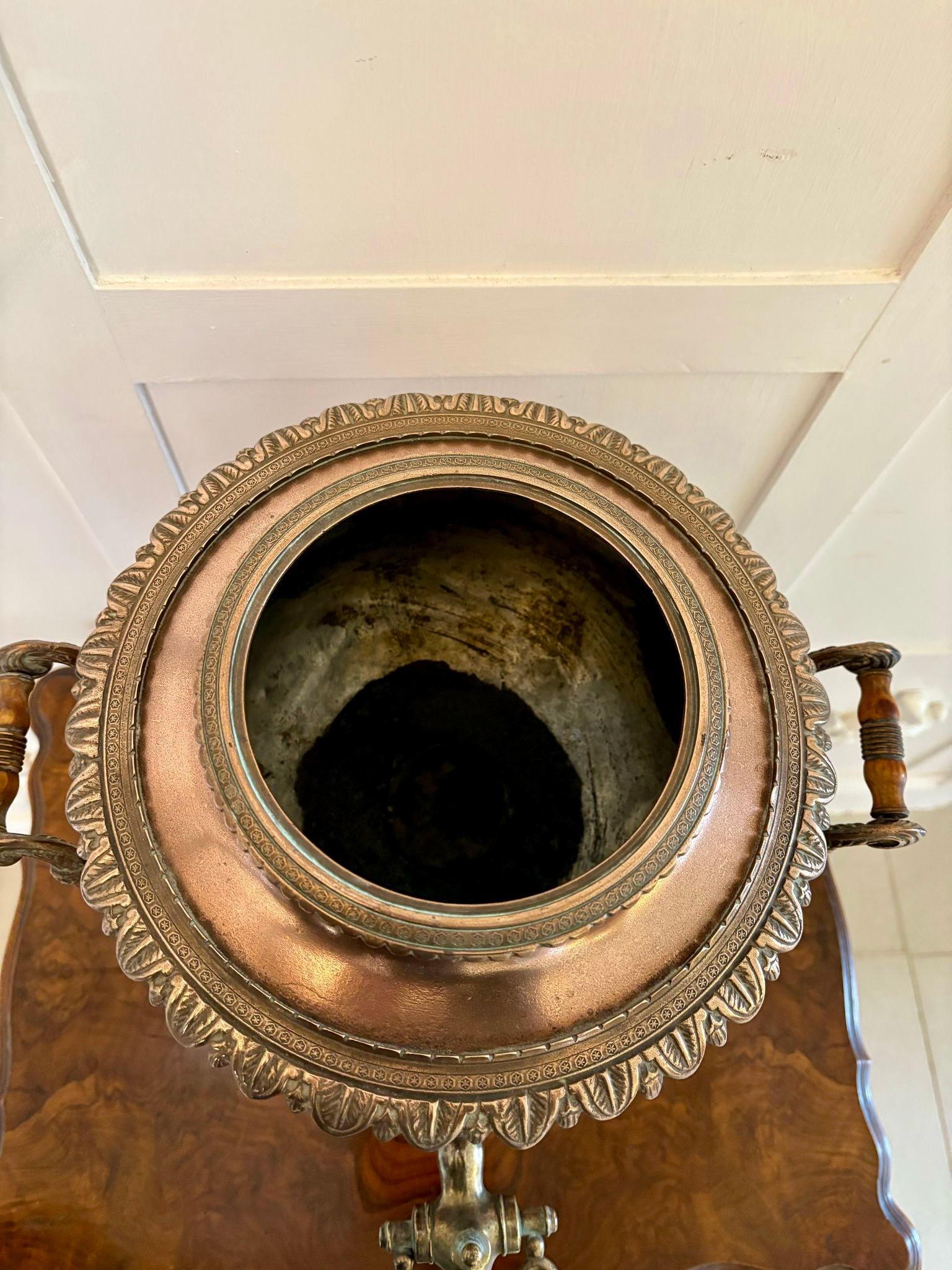 Antico samovar/urna da tè in rame ornato di qualità Giorgio III in vendita 1
