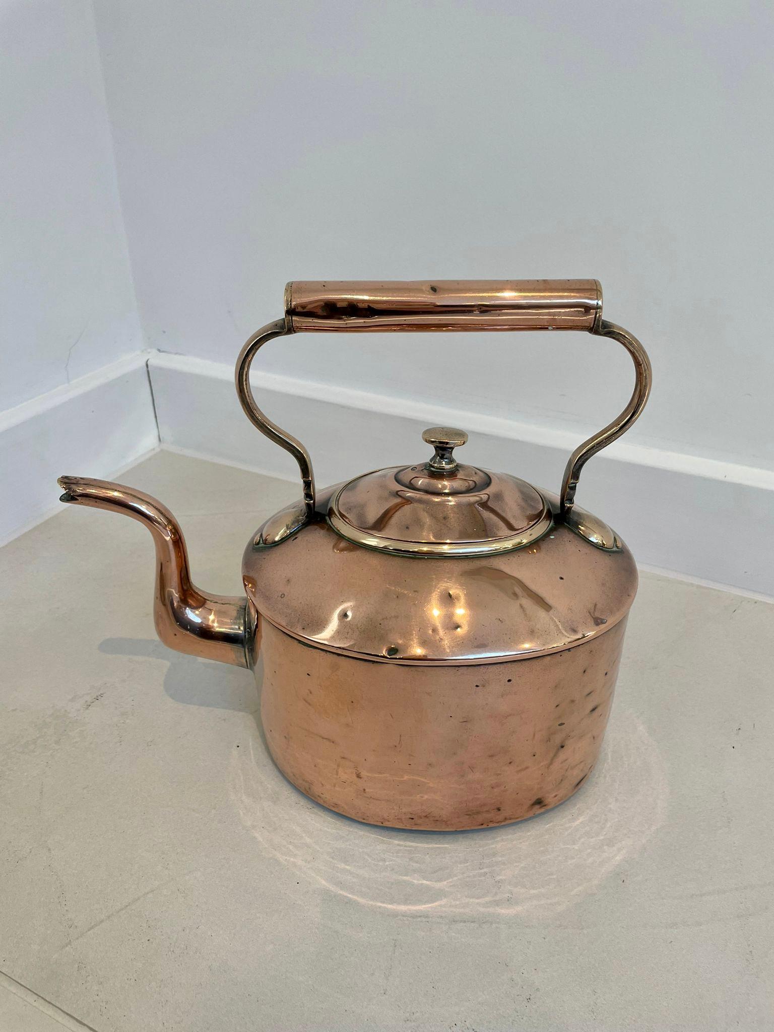 Antique George III quality oval copper kettle having a quality oval copper kettle with a shaped handle, spout and a removable lid.

Measures: H 29 x 17 x 31cm
Date 1800.
 