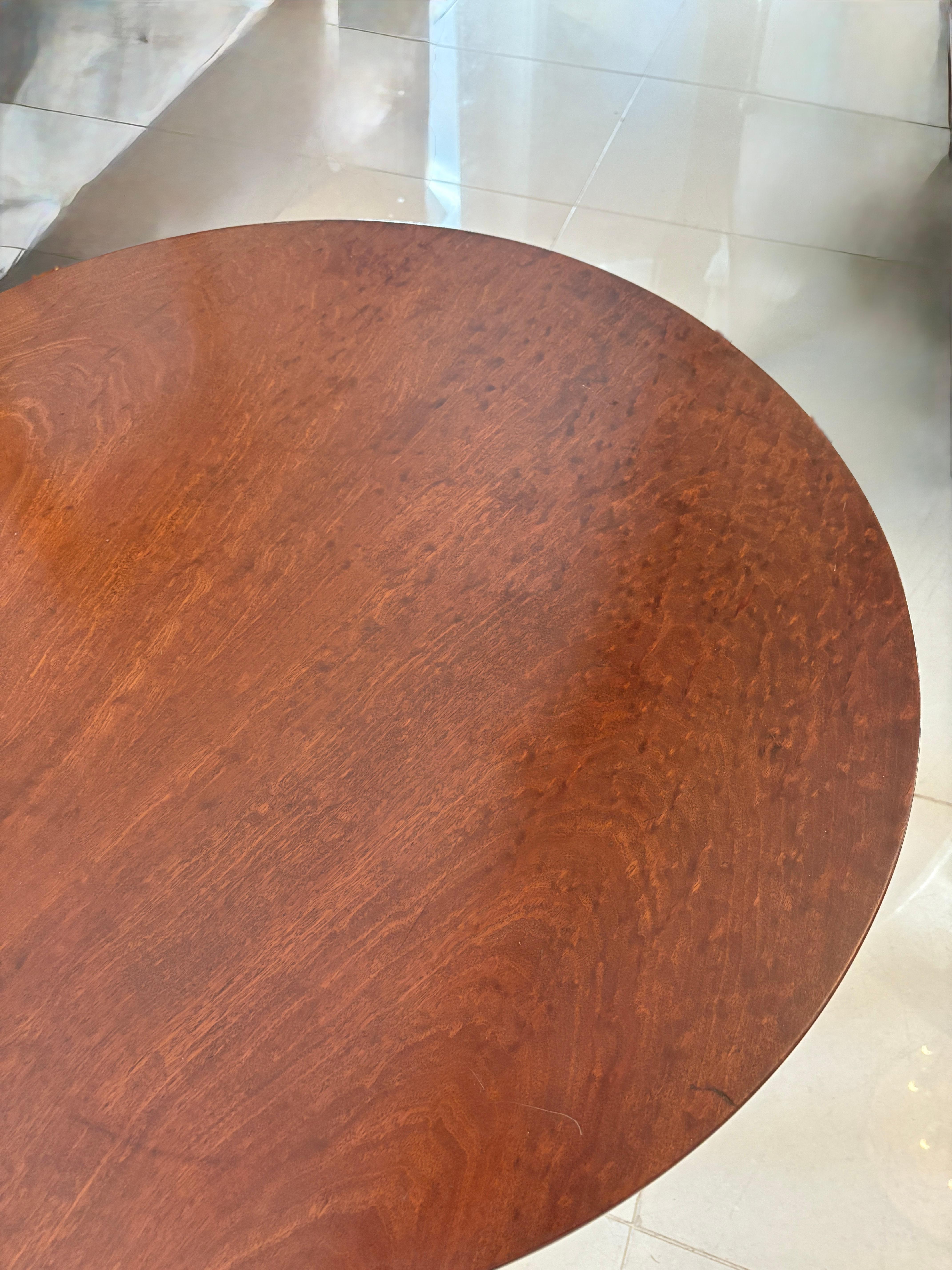 Ancienne table de lampe circulaire en acajou de qualité plum pudding de George III avec un plateau circulaire incliné en acajou de qualité plum pudding soutenu par une colonne à piédestal tourné reposant sur trois pieds cabriole façonnés. 

Un bel