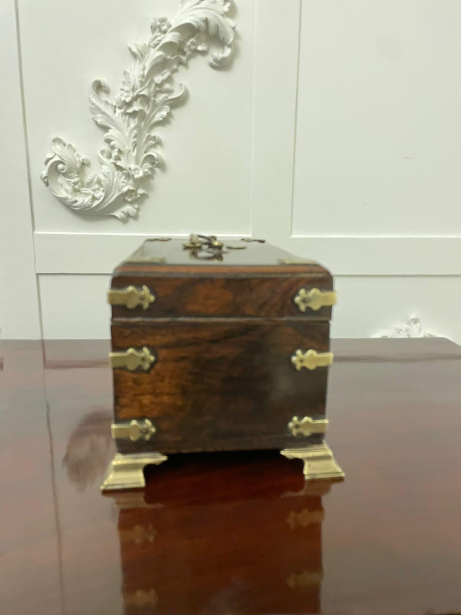 Ancienne boîte à thé de qualité en bois de rose et laiton George III en vente 1