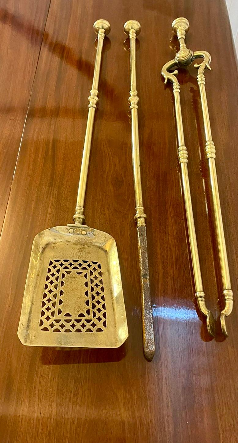 Antique George III quality set of three brass fire irons consisting of a quality brass shovel, tongs and a poker

Dimensions:
Height 75 cm
Width 14 cm 
Depth 4 cm

Dated 1800.