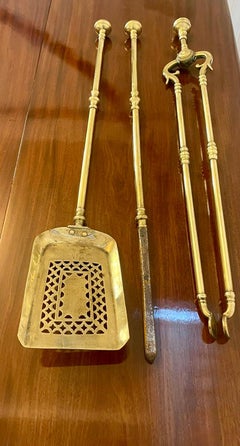 Antico set di tre ferri da stiro in ottone di qualità Giorgio III
