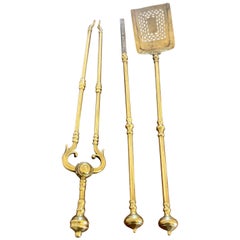 Antiguo juego de tres planchas de latón de calidad Jorge III