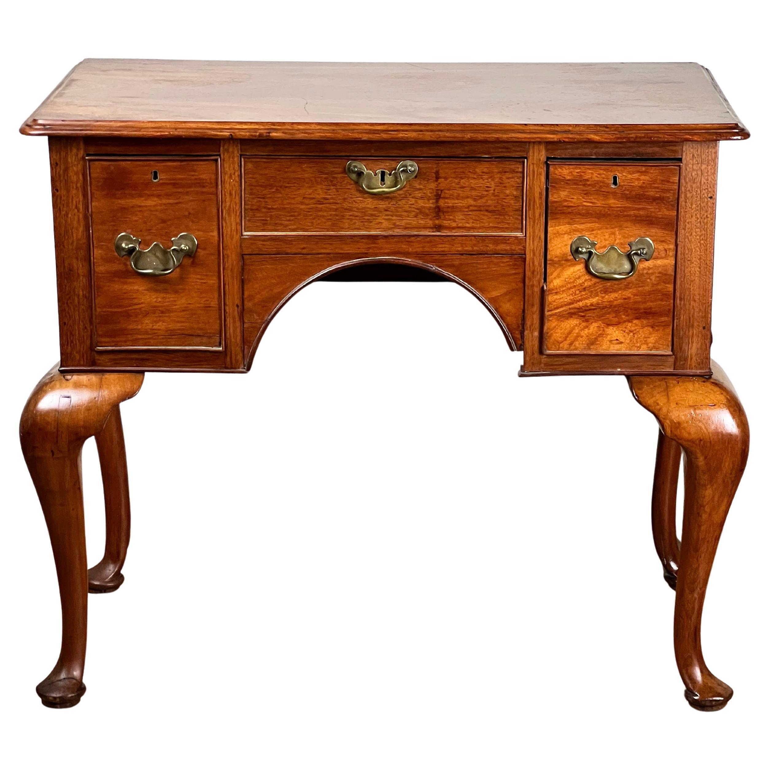 Antique George III Queen Anne Mahogany Lowboy c. Fin du 18e siècle en vente