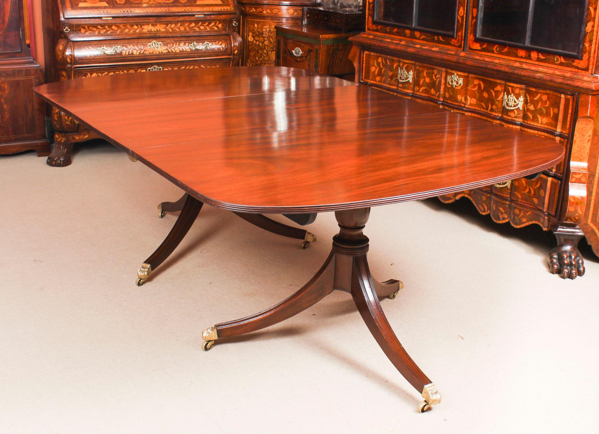 George III Regency Dining Table 19th Century with 8 Bespoke Dining Chairs In Good Condition In London, GB