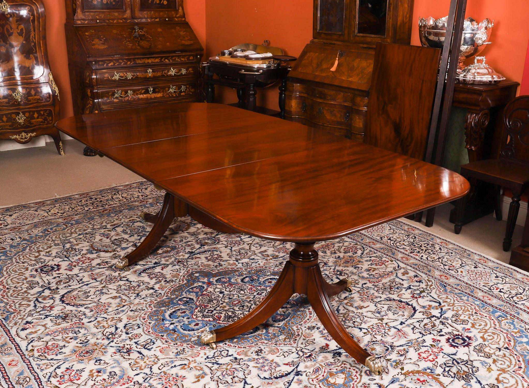 Antique George III Regency Dining Table Circa 1820 with 10 Dining Chairs In Good Condition For Sale In London, GB