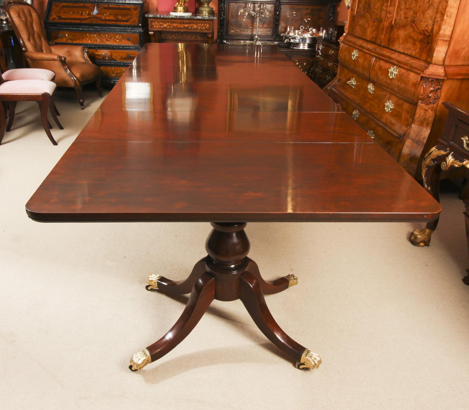 Antique George III Regency Dining Table with 12 Regency Dining Chairs 19th C In Good Condition In London, GB