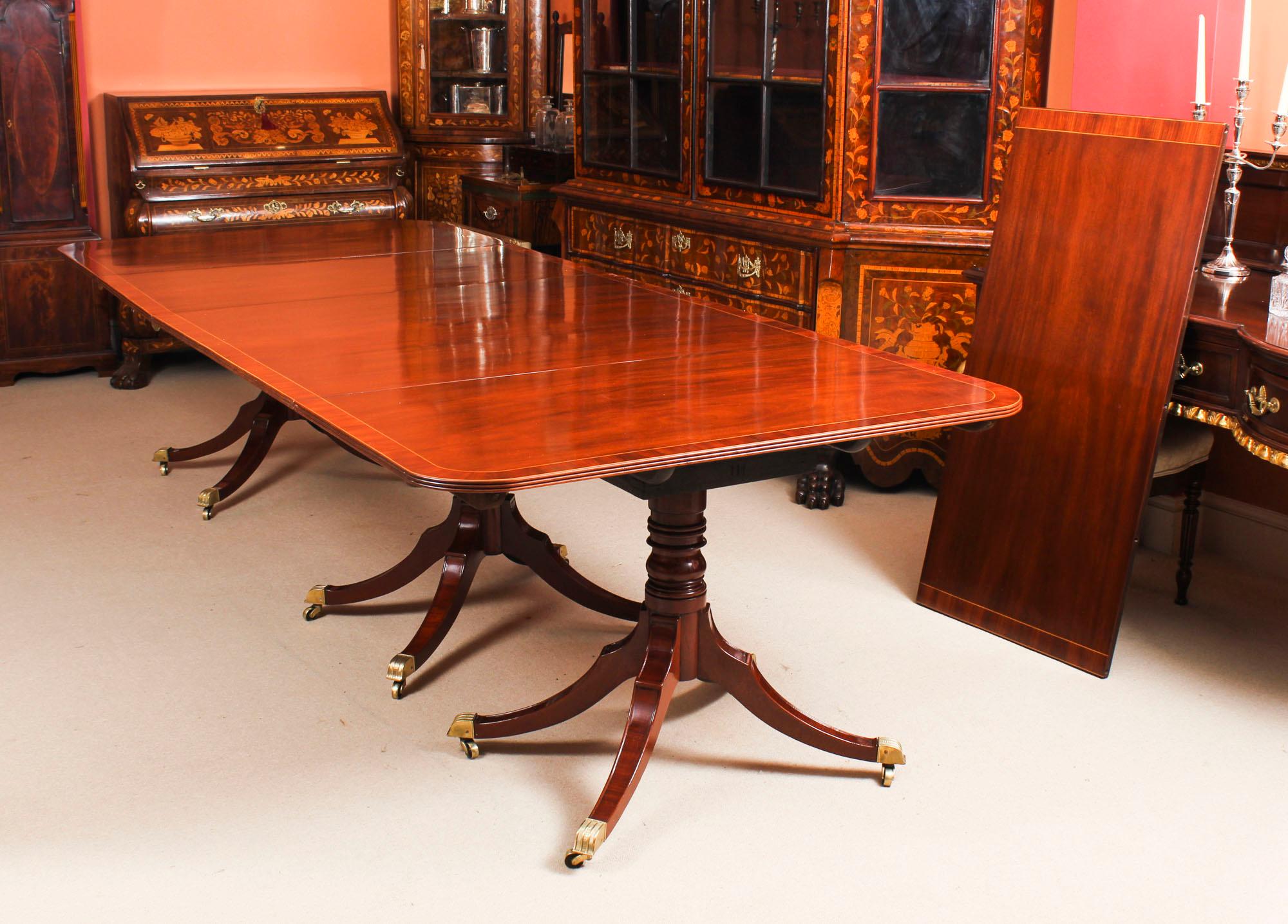 Antique George III Regency Flame Mahogany Triple Pillar Dining Table In Good Condition In London, GB