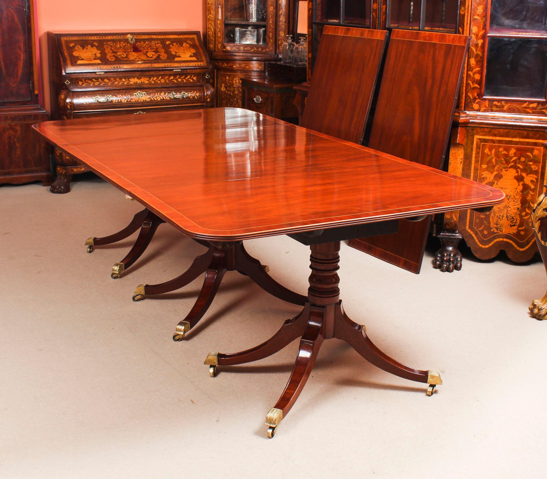 Early 19th Century Antique George III Regency Flame Mahogany Triple Pillar Dining Table