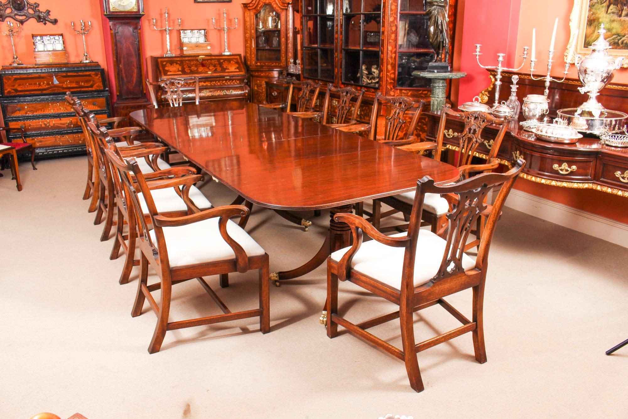George III Regency Flame Mahogany Triple Pillar Dining Table 19th Century In Good Condition In London, GB