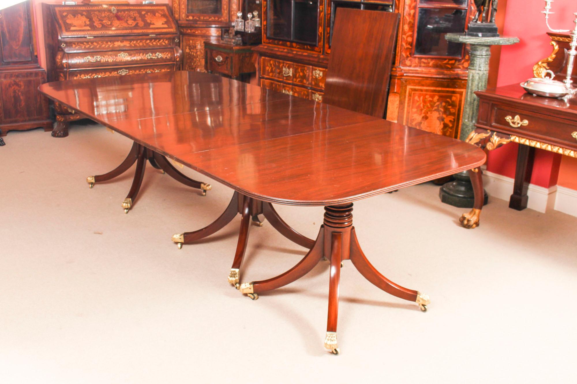 George III Regency Flame Mahogany Triple Pillar Dining Table 19th Century 3