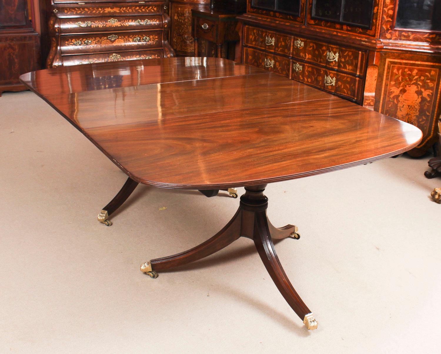 This is an elegant antique George III Regency dining table, dating from circa 1820.

The table has one additional leaf and is raised on twin 