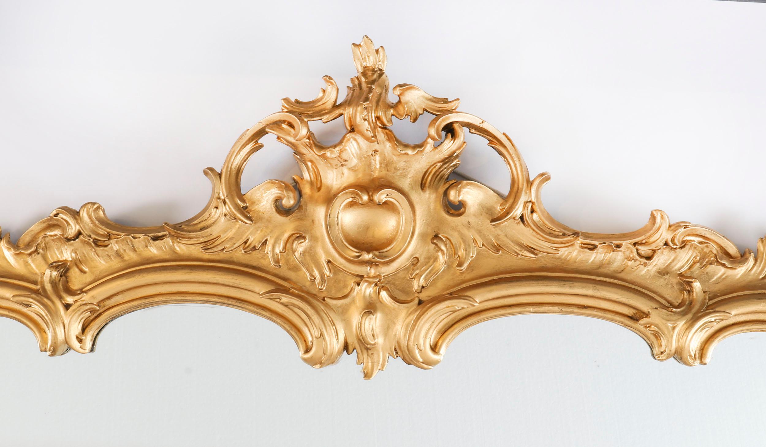 Specchio in legno dorato di Giorgio III Revival, superbamente intagliato e altamente decorativo, risalente al 1860 circa.
 
Questo splendido specchio di forma rettangolare è costituito da una cornice in legno dorato superbamente intagliata e