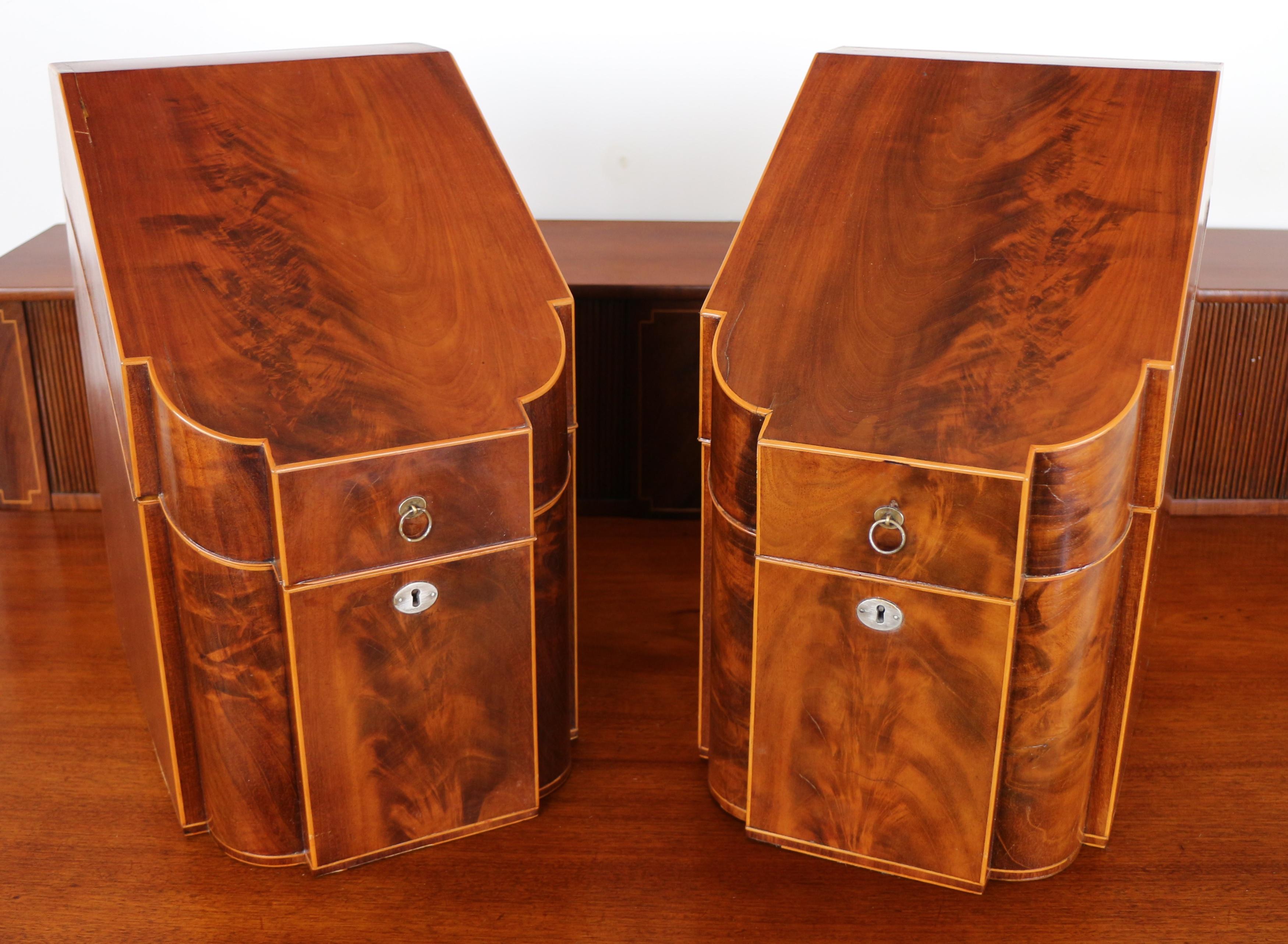 Antikes schottisches Kaminsims-Sideboard aus geflammtem Mahagoni mit Intarsien, George III. (Schottisch) im Angebot