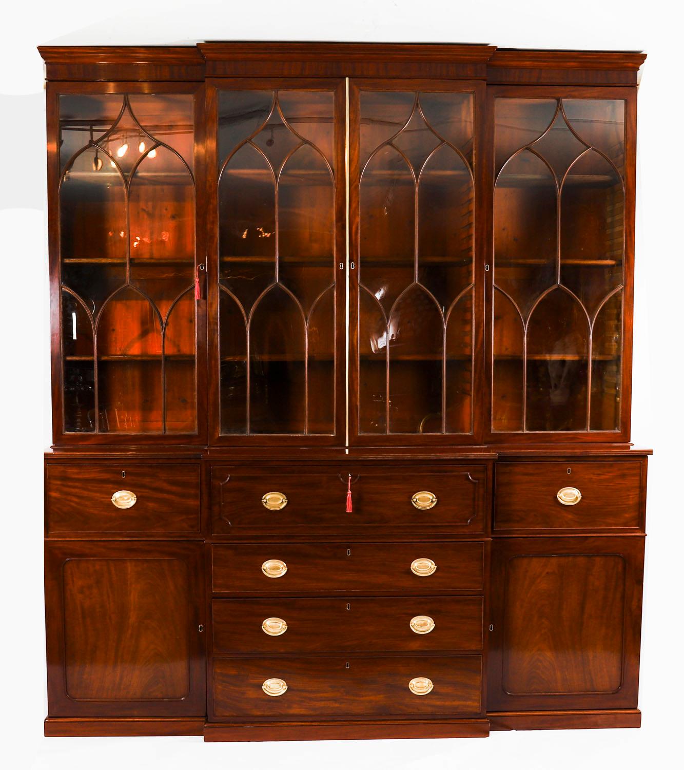 Se trata de una elegante librería secreta de caoba flameada de la época de Jorge III, fechada hacia 1820. 

Es de una calidad maravillosa, tiene un veteado rico y llamativo, y se ha realizado en hermosa caoba flameada. La parte superior tiene una