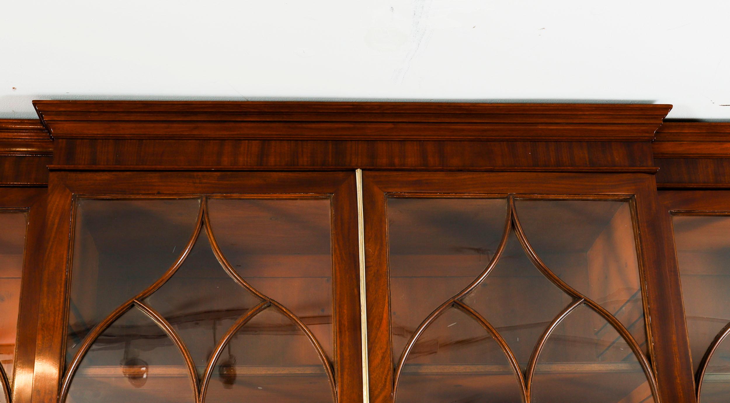 Antiguo Secretaire George III Breakfront Bookcase Siglo XIX Inglés en venta