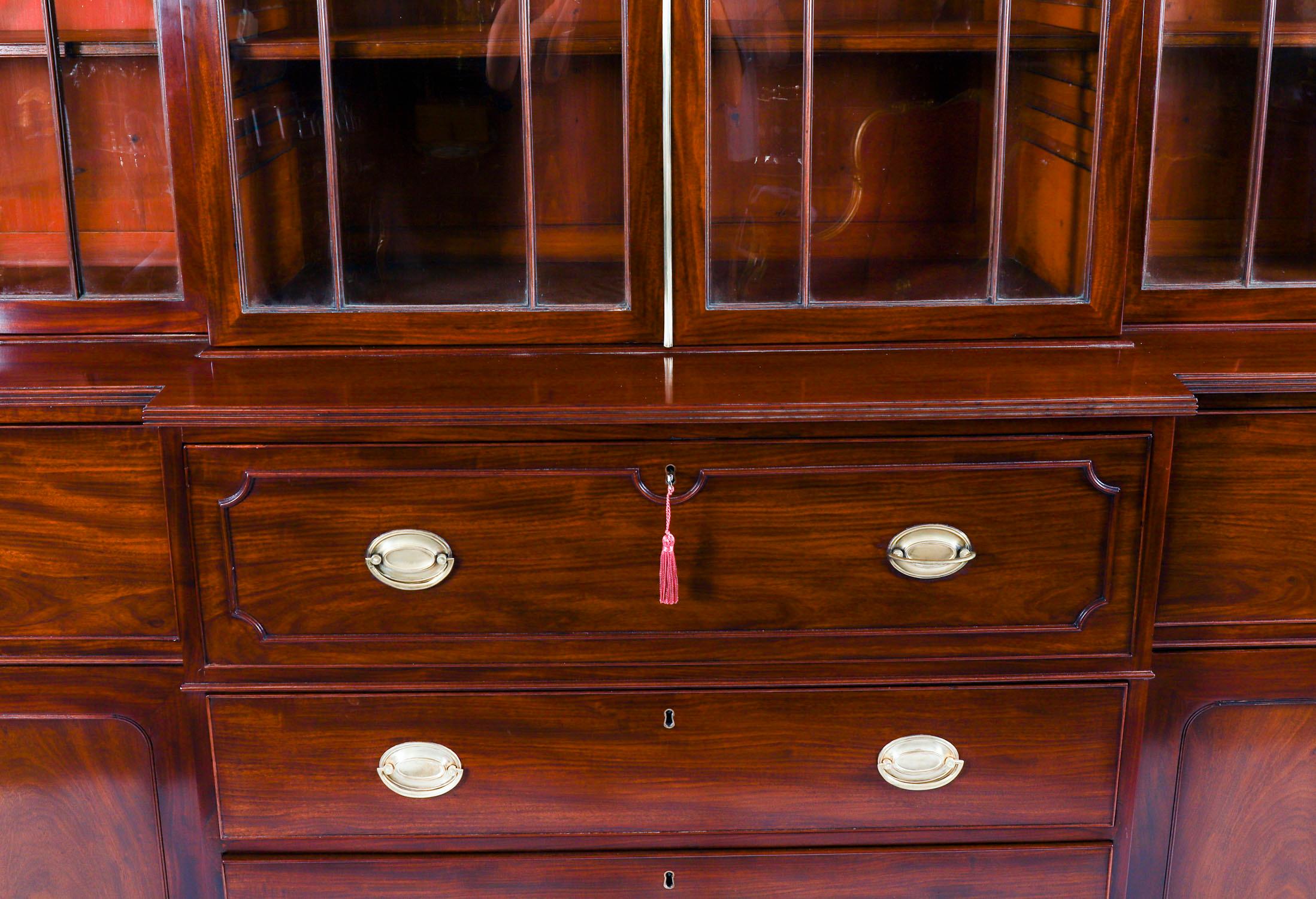 Antiguo Secretaire George III Breakfront Bookcase Siglo XIX Glaseado en venta