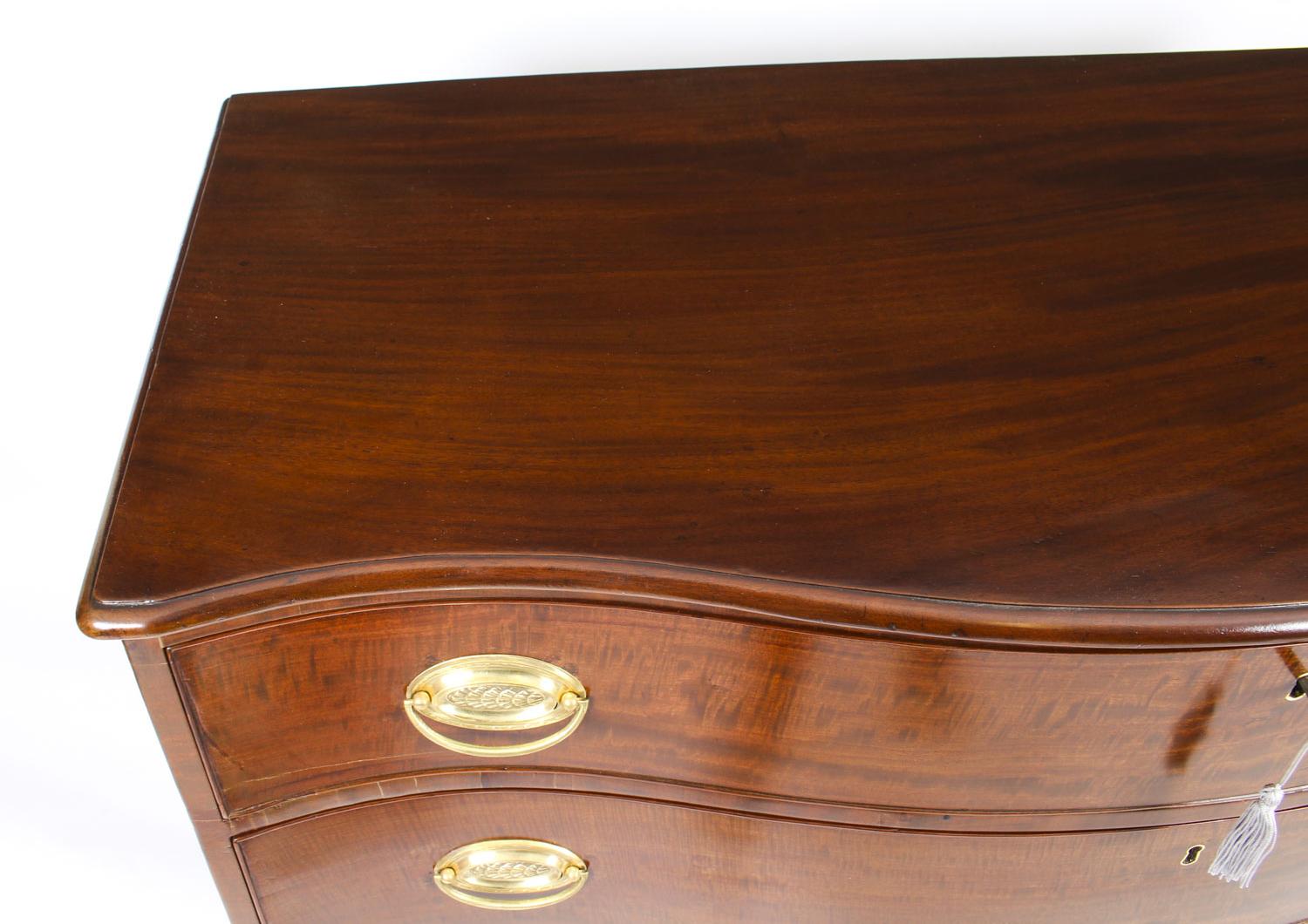 Antique George III Serpentine Flame Mahogany Chest Drawers, 18th Century In Good Condition For Sale In London, GB