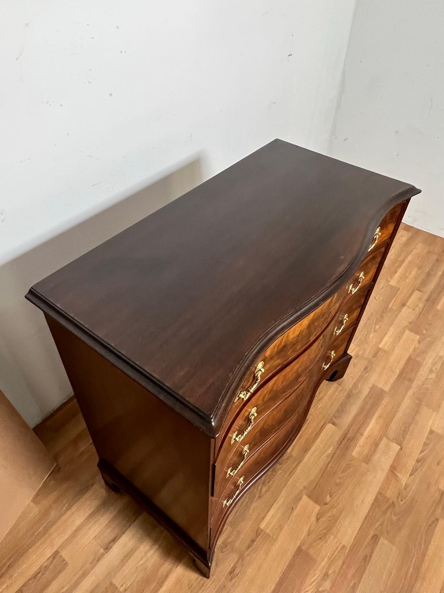 Antique George III Serpentine Mahogany Chest of Drawers, Ca. 1790s In Good Condition For Sale In Peabody, MA