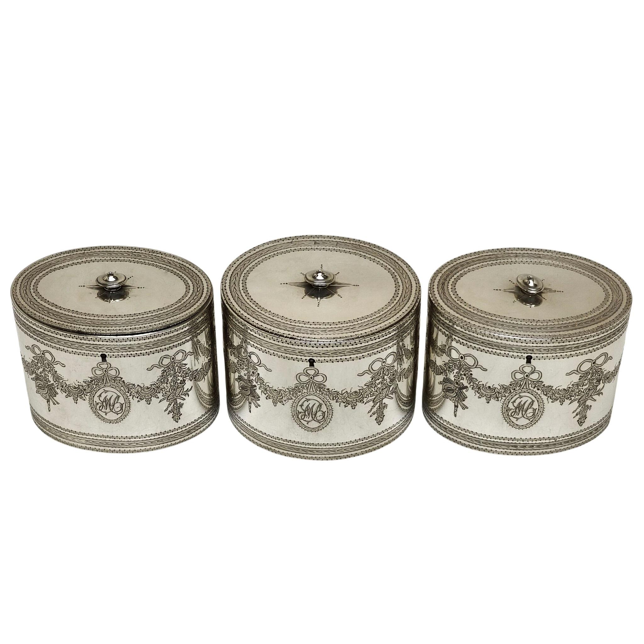 Georgien Antique George III Set of 3 Sterling Silver Caddies in fitted Wooden Case 1784 (Ensemble de 3 caddies en argent sterling dans un coffret en bois) en vente
