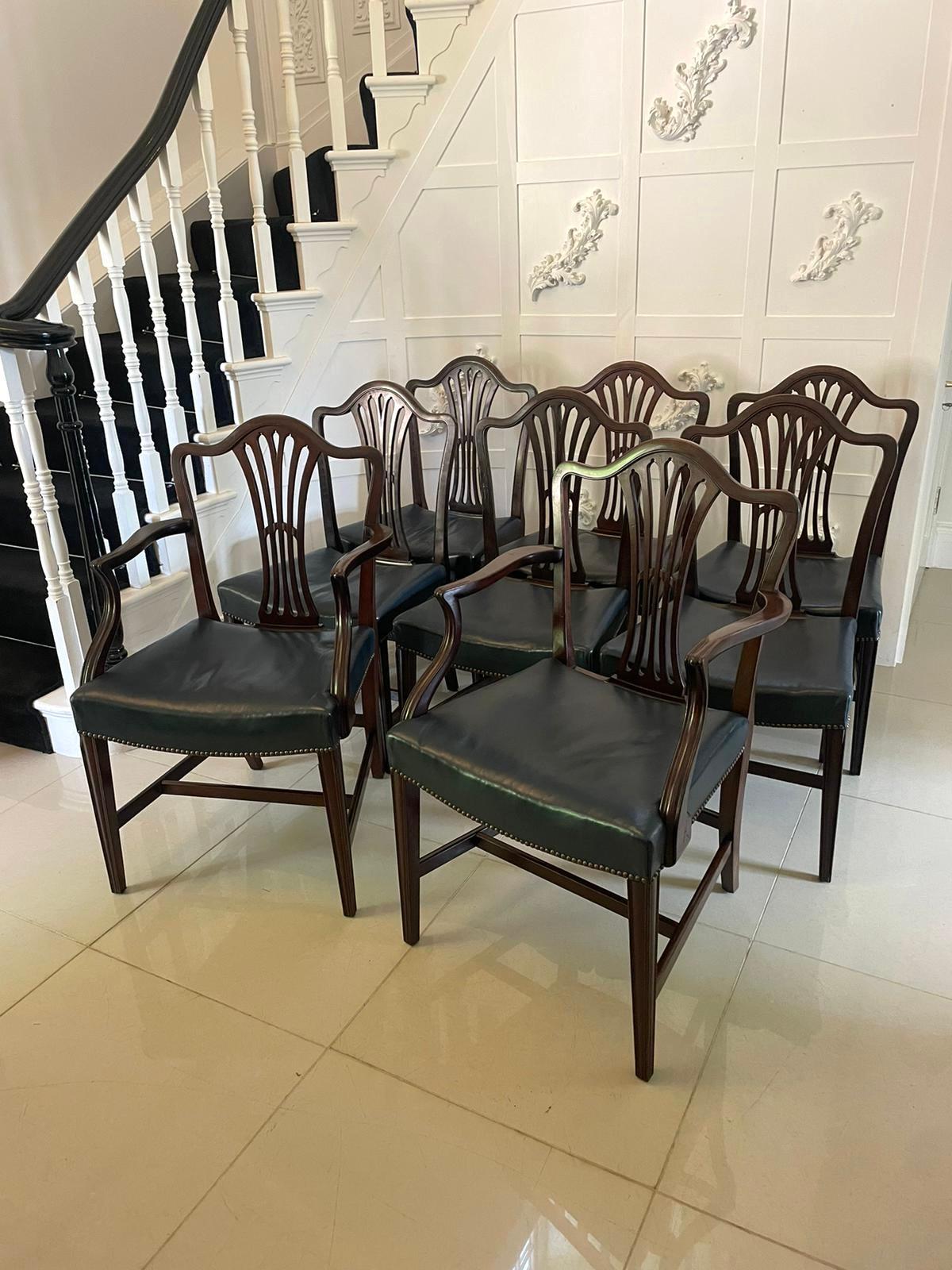Antico set di 8 sedie da pranzo in mogano di qualità, composto da due sedie a gomito e sei sedie singole, con schienale a forma di scudo in mogano di qualità con stecca a forma di piercing al centro, sedili in pelle blu scuro, sedie a gomito con
