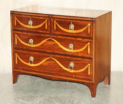 COMMODE ANTIQUE EN BOIS MASSIF DE STYLE SHERATON DE L'ÉPOQUE DE GEORGE III, AVEC INCRUSTATIONS ET POIGNÉES EN FORME DE TÊTE DE LION