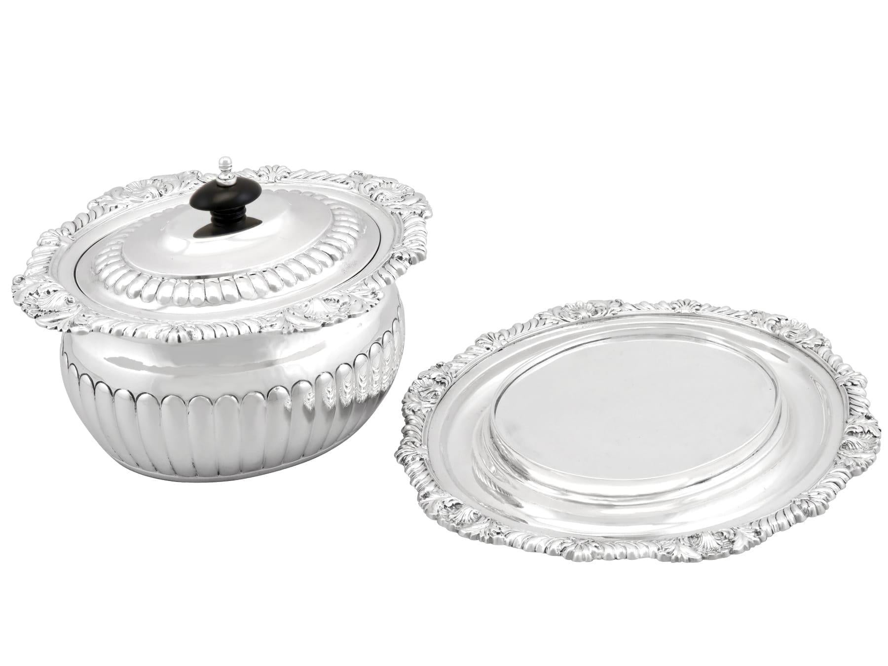 Sterling Silver Antique George III Sterling Biscuit Box (1814) For Sale